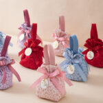 20 Túi Đựng Kẹo Cưới Nơ Ruy Băng (kèm thẻ và ngọc trai) – Túi Quà Tặng Khách Mời Tiệc Cưới, Túi Vải Dây Rút Hoa Nhỏ Sang Trọng