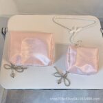 Túi đựng mỹ phẩm sang trọng – Dung tích lớn, lụa satin, đính đá – Phong cách quý cô, tiện lợi du lịch & cầm tay