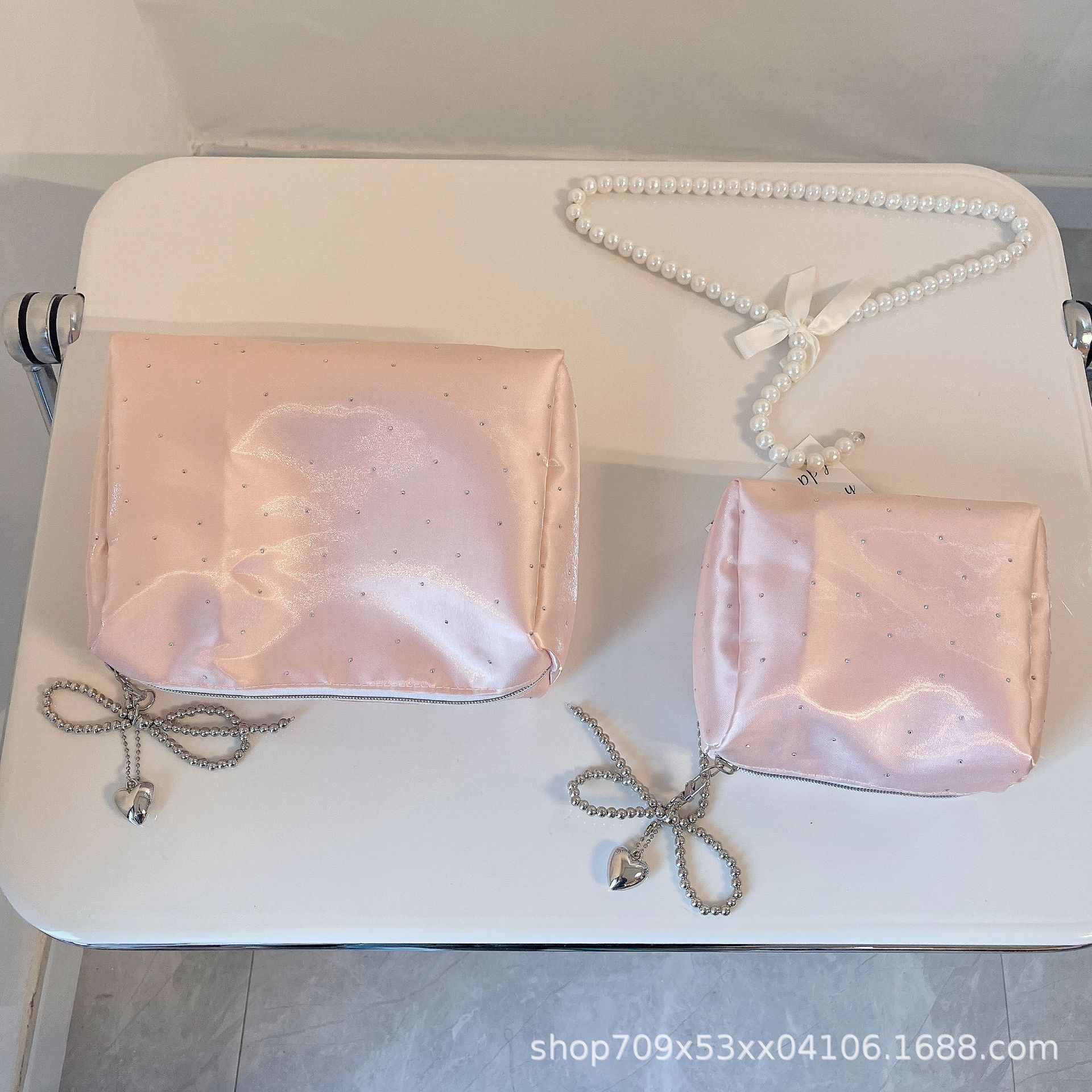 Túi đựng mỹ phẩm sang trọng – Dung tích lớn, lụa satin, đính đá – Phong cách quý cô, tiện lợi du lịch & cầm tay