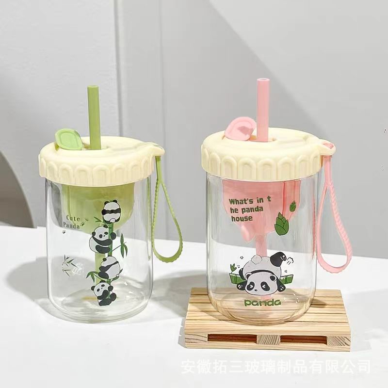 2 Ly thủy tinh gấu trúc dễ thương – Tách trà & nước, có nắp, ống hút, lưới lọc – Chất liệu borosilicate, tiện lợi cho học sinh